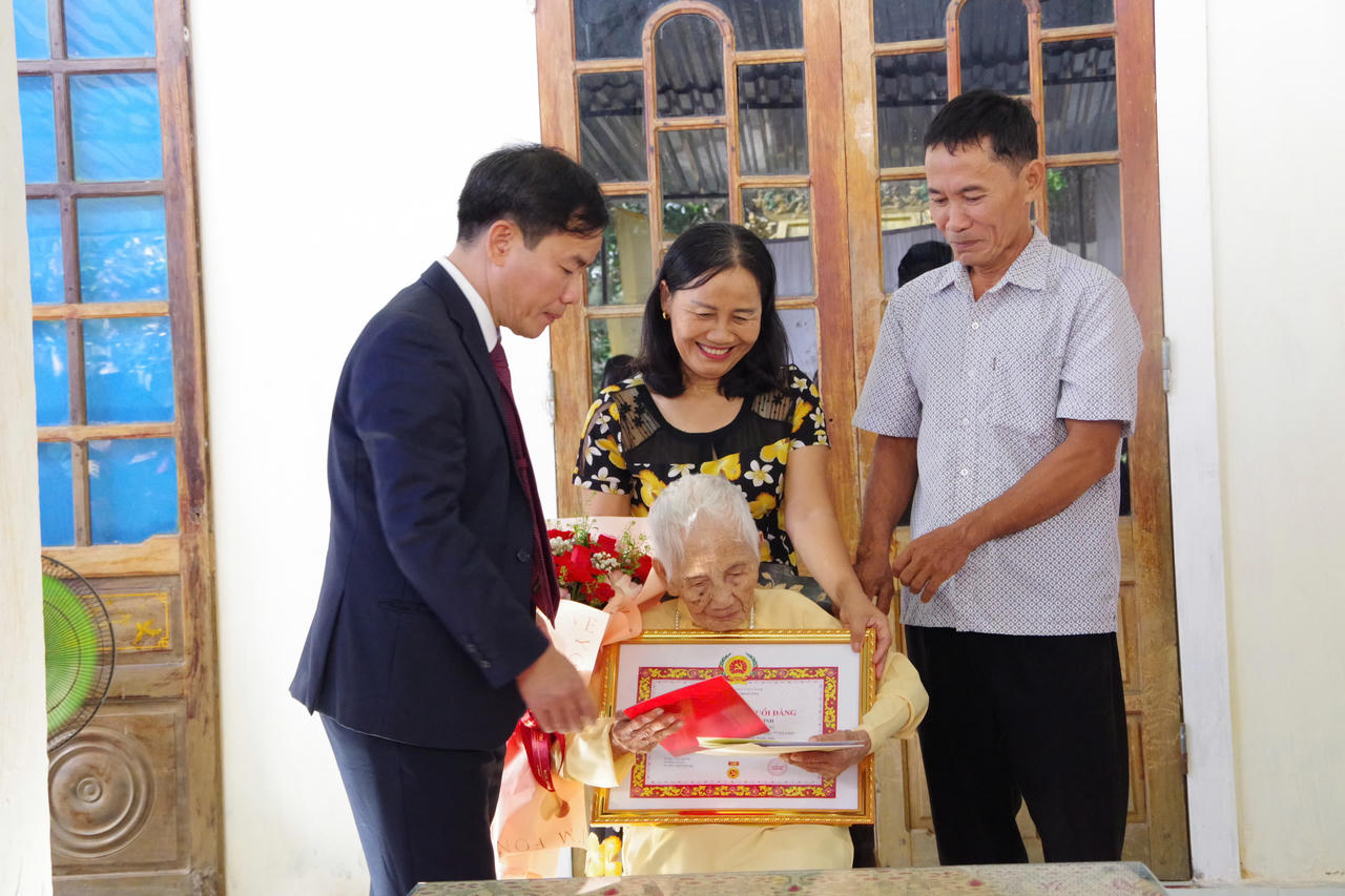 Chủ nhiệm Tổng cục Chính trị dâng hương tri ân Đại tướng Võ Nguyên Giáp, trao Huy hiệu 80 năm tuổi Đảng tại Quảng Trị