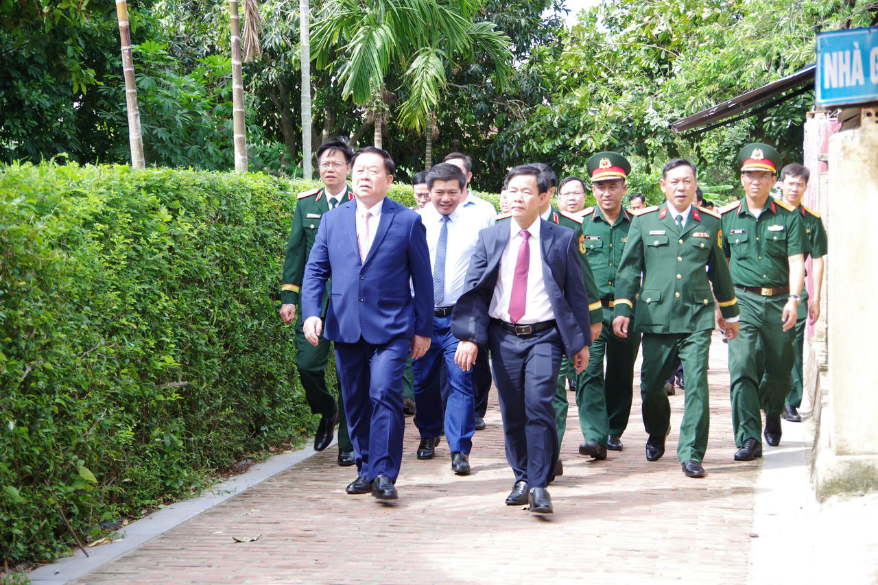 Đại tướng Nguyễn Trọng Nghĩa - Chủ nhiệm Tổng cục Ch&iacute;nh trị Qu&acirc;n đội nh&acirc;n d&acirc;n Việt Nam v&agrave; đo&agrave;n c&ocirc;ng t&aacute;c Trung ương thăm Nh&agrave; lưu niệm Đại tướng V&otilde; Nguy&ecirc;n Gi&aacute;p. (Ảnh: Xu&acirc;n Diện)