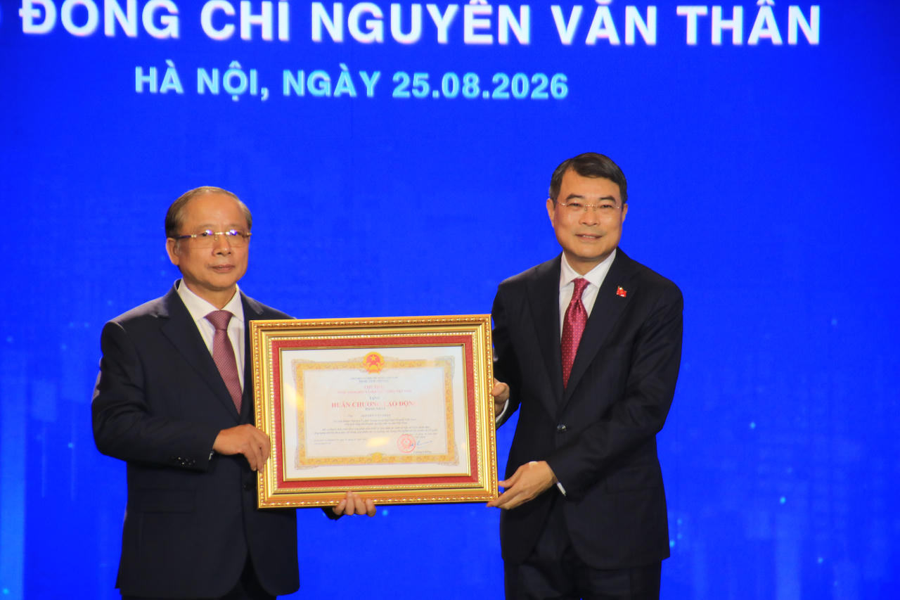 Thủ tướng L&ecirc; Minh Hưng trao tặng Hu&acirc;n chương lao động hạng nhất cho Chủ tịch Hiệp hội Nguyễn Văn Th&acirc;n.