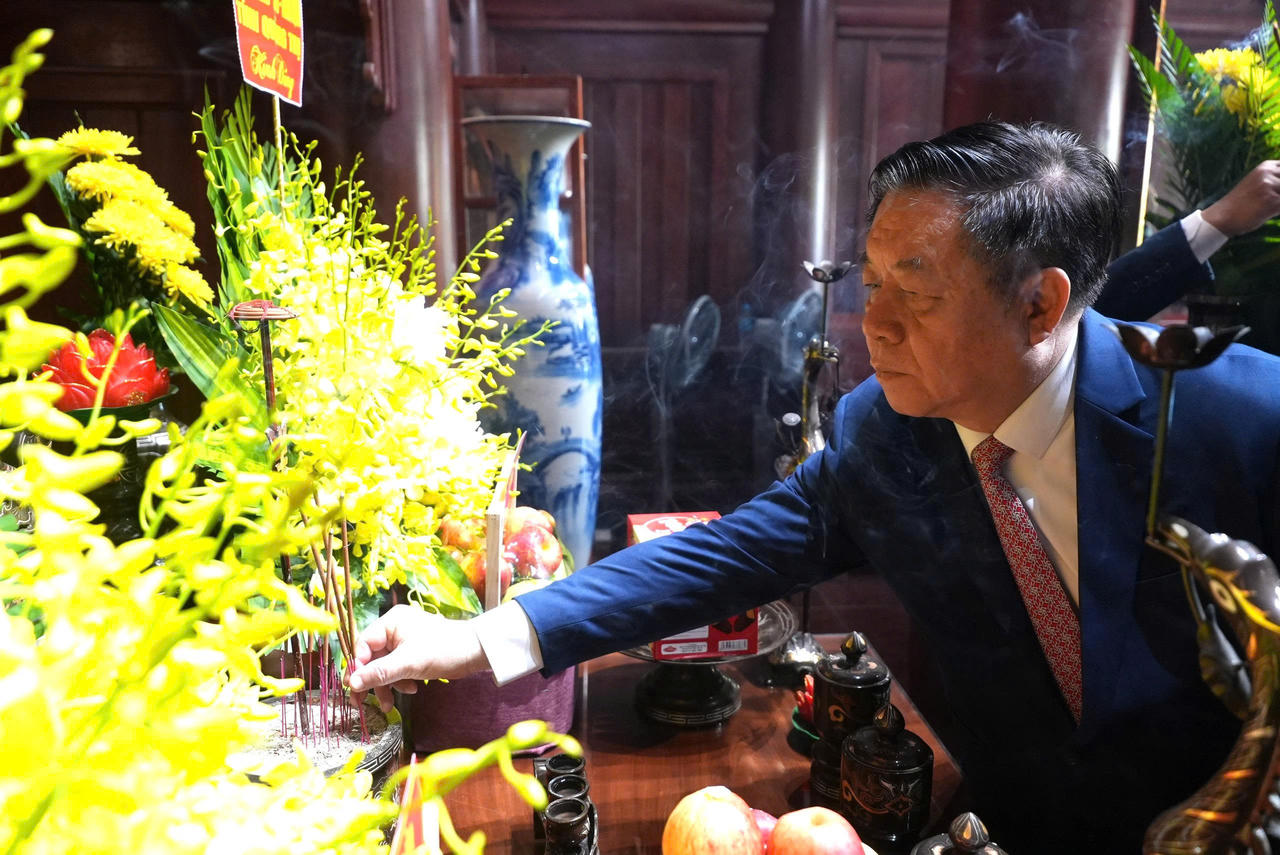 Đại tướng Nguyễn Trọng Nghĩa d&acirc;ng hương, tri &acirc;n Đại tướng V&otilde; Nguy&ecirc;n Gi&aacute;p. (Ảnh: Trung Đức)