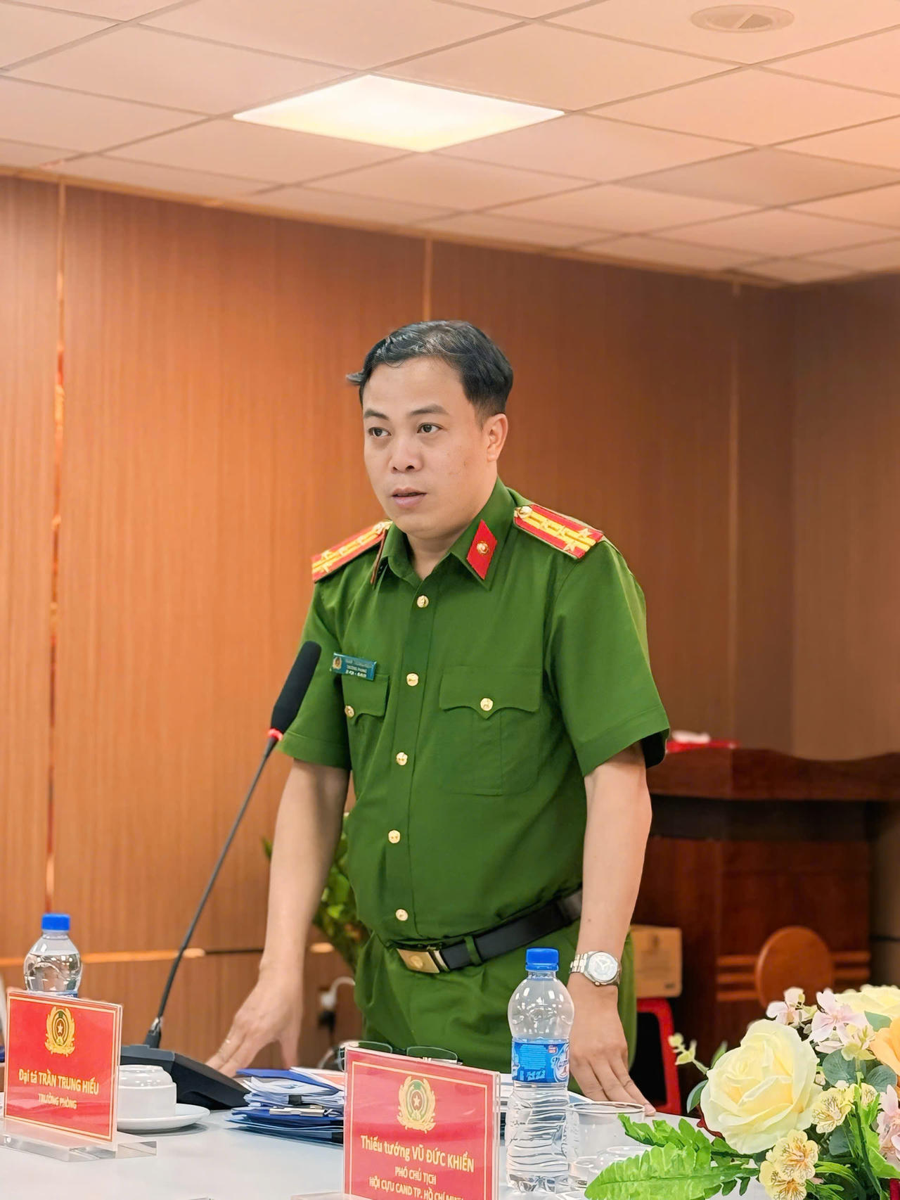 Đại t&aacute; Trần Trung Hiếu, Trưởng ph&ograve;ng Cảnh s&aacute;t PCCC v&agrave; CNCH - C&ocirc;ng an TP HCM ph&aacute;t biểu tại buổi họp triển khai chương tr&igrave;nh.