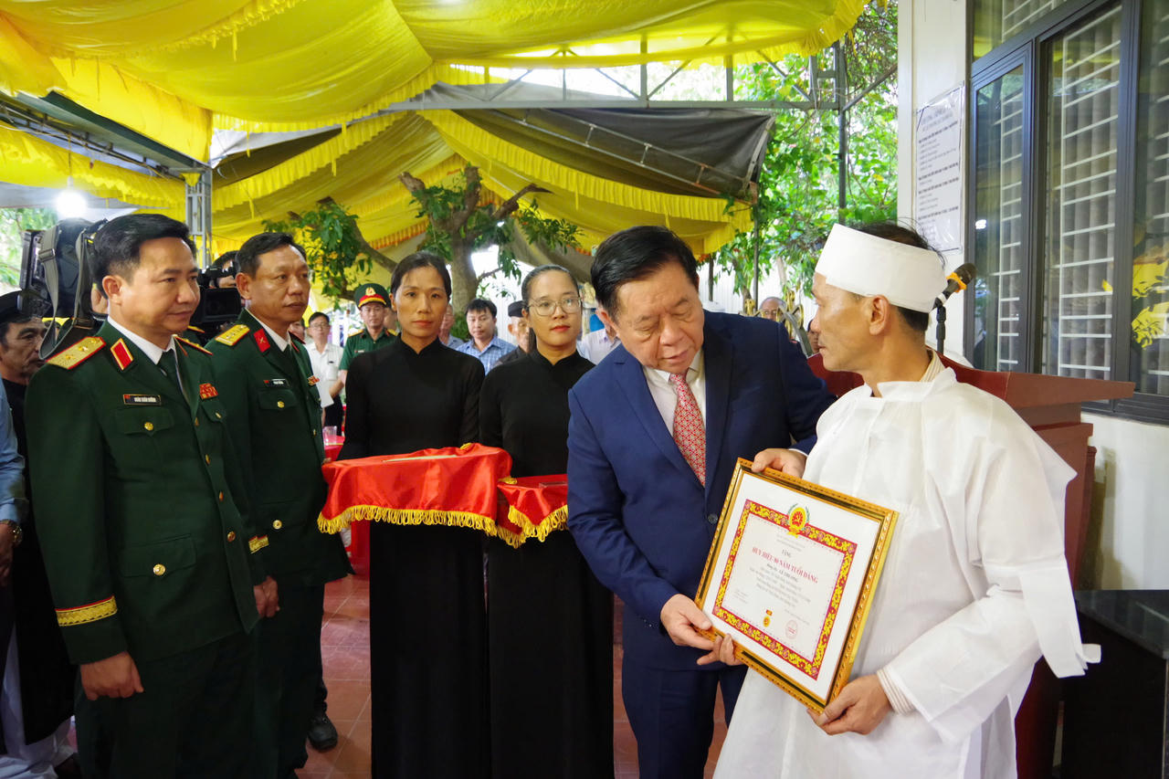 Đại tướng Nguyễn Trọng Nghĩa trao Huy hiệu 80 năm tuổi Đảng cho th&acirc;n nh&acirc;n đảng vi&ecirc;n L&ecirc; Thương, ở x&atilde; Vĩnh Định. (Ảnh: Xu&acirc;n Diện)