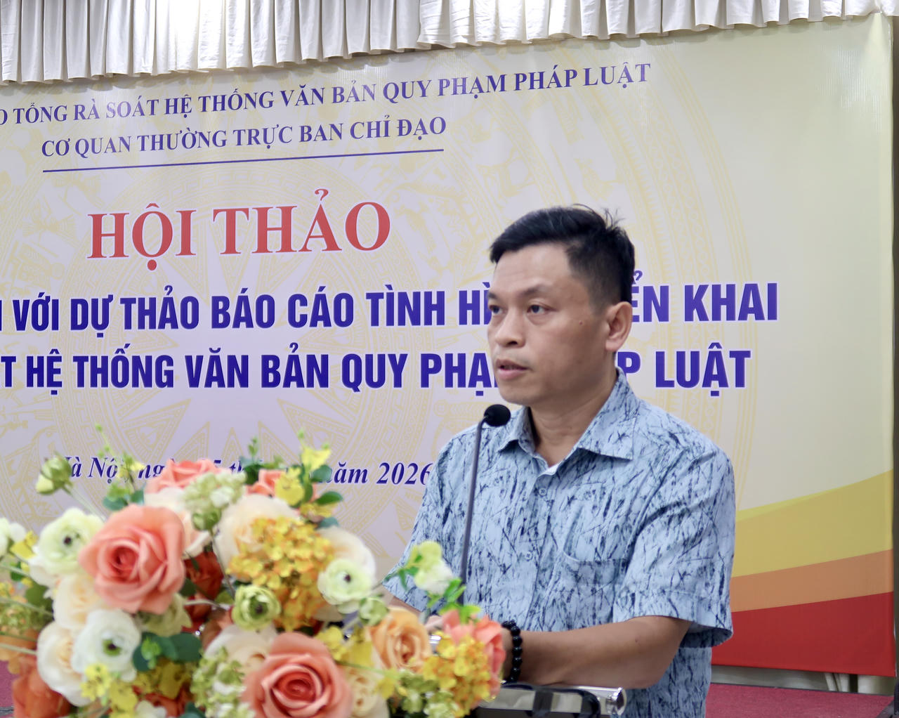 Ph&oacute; Cục trưởng Cục Kiểm tra văn bản v&agrave; Tổ chức thi h&agrave;nh ph&aacute;p luật L&ecirc; Thanh B&igrave;nh ph&aacute;t biểu khai mạc.
