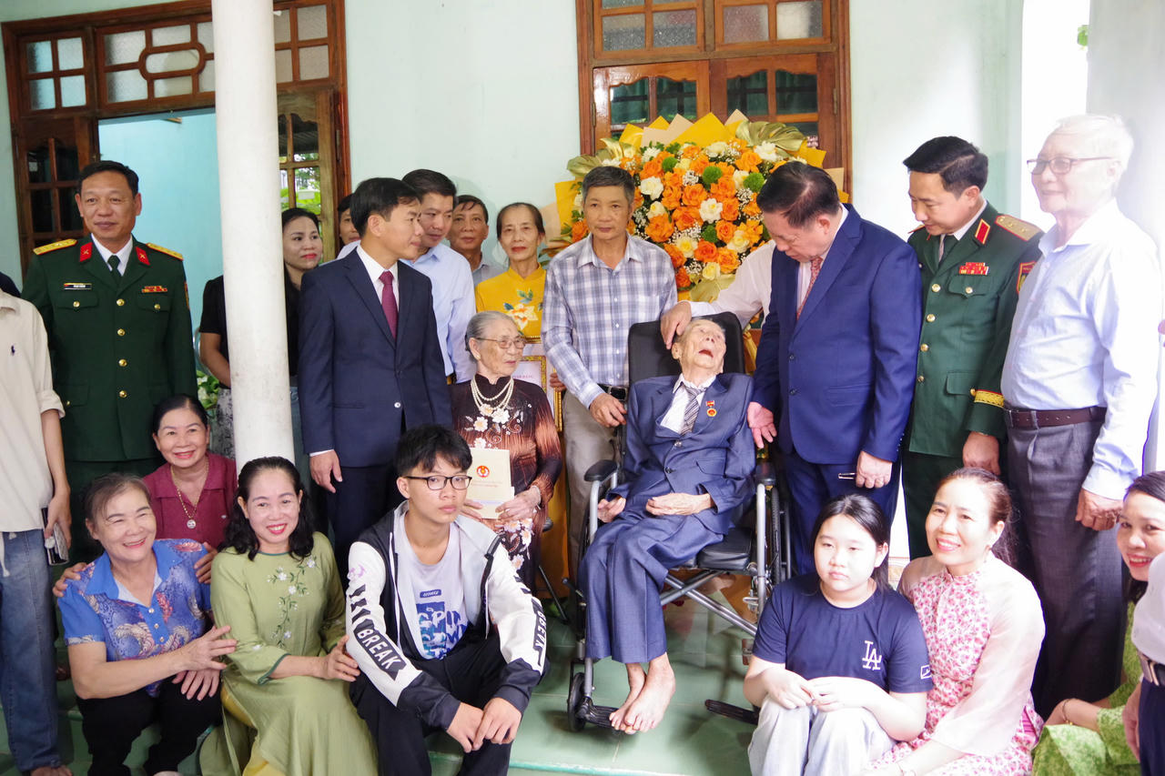 Đại tướng Nguyễn Trọng Nghĩa trao tặng Huy hiệu 80 năm tuổi Đảng cho đảng vi&ecirc;n Nguyễn Anh H&ugrave;ng. (Ảnh: Xu&acirc;n Diện)