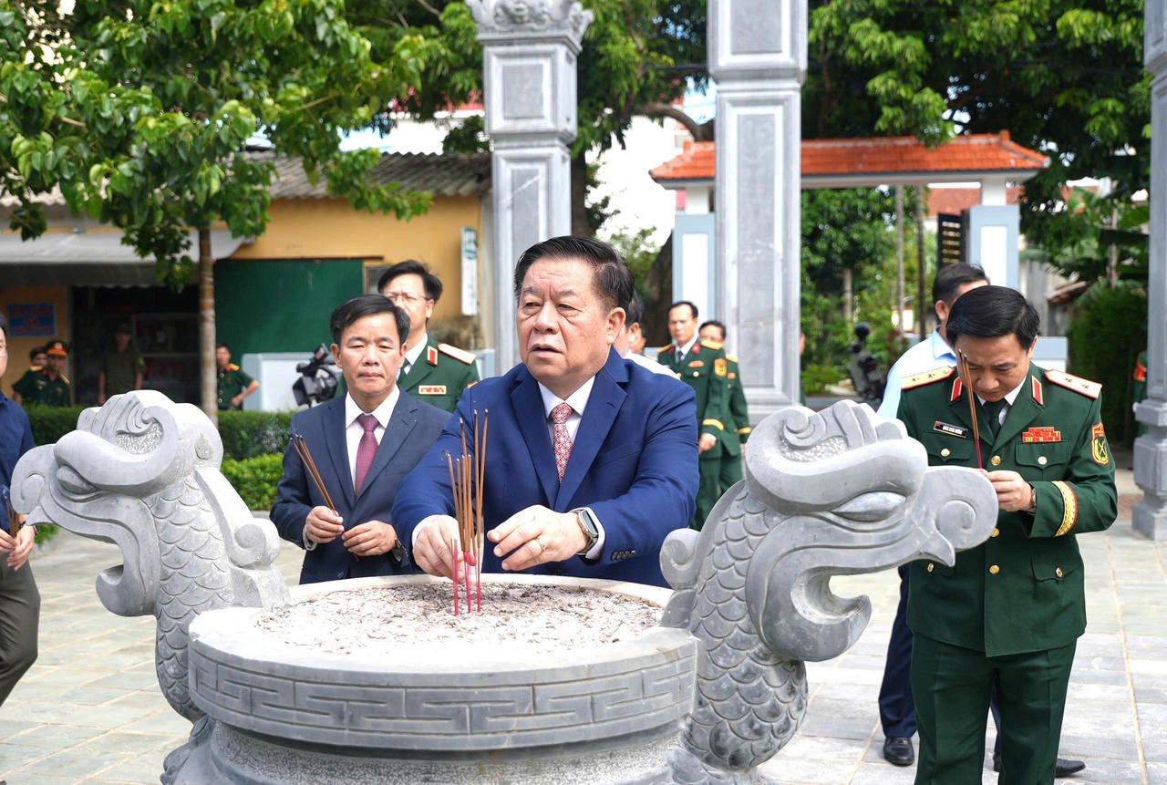 Đại tướng Nguyễn Trọng Nghĩa d&acirc;ng hương tại Nh&agrave; tưởng niệm Đại tướng V&otilde; Nguy&ecirc;n Gi&aacute;p. (Ảnh: Trung Đức)