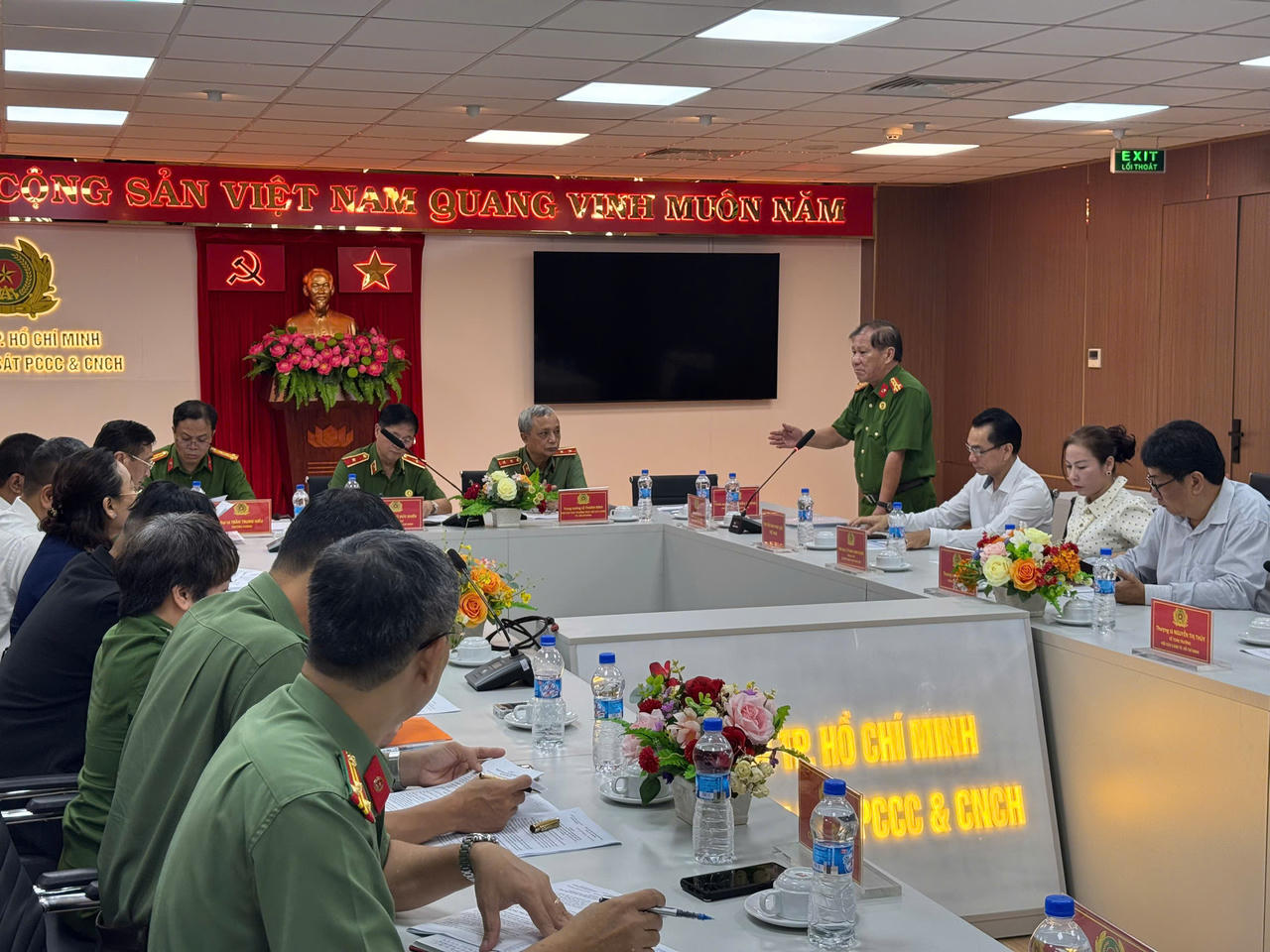 Ban Tổ chức bao gồm Hội Cựu C&ocirc;ng an nh&acirc;n d&acirc;n TP HCM - Ph&ograve;ng Cảnh s&aacute;t PCCC v&agrave; CNCH - C&ocirc;ng an TP HCM; đại diện c&aacute;c ph&ograve;ng chức năng C&ocirc;ng an TP HCM; Chuy&ecirc;n trang Video Ph&aacute;p Luật v&agrave; Nh&agrave; h&aacute;t Cải lương Trần Hữu Trang.