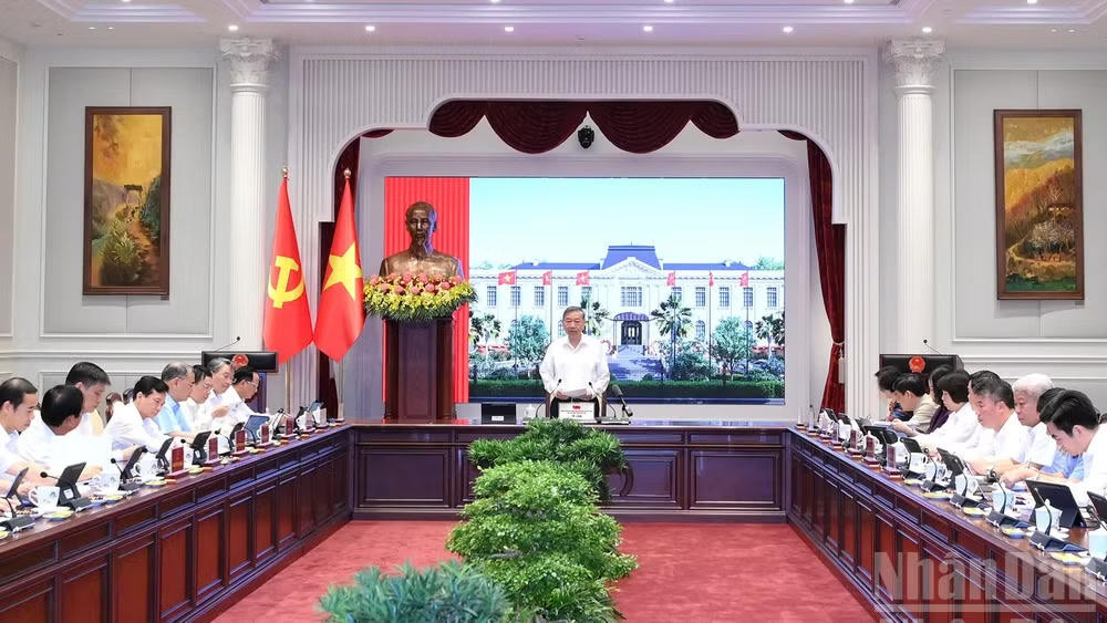 Tổng B&iacute; thư, Chủ tịch nước T&ocirc; L&acirc;m chủ tr&igrave; l&agrave;m việc về t&igrave;nh h&igrave;nh thực hiện ch&iacute;nh s&aacute;ch an sinh x&atilde; hội. (Ảnh: nhandan.vn)