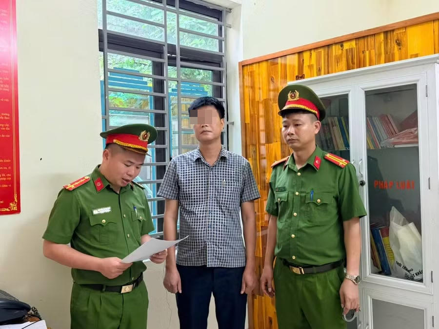 Bị can Trần Văn Tr&ograve;, nguy&ecirc;n Chủ tịch UBND x&atilde; Trung H&agrave; bị khởi tố để điều tra về tội &ldquo;Vi phạm quy định về quản l&yacute; đất đai&rdquo;. Ảnh: CA Ph&uacute; Thọ