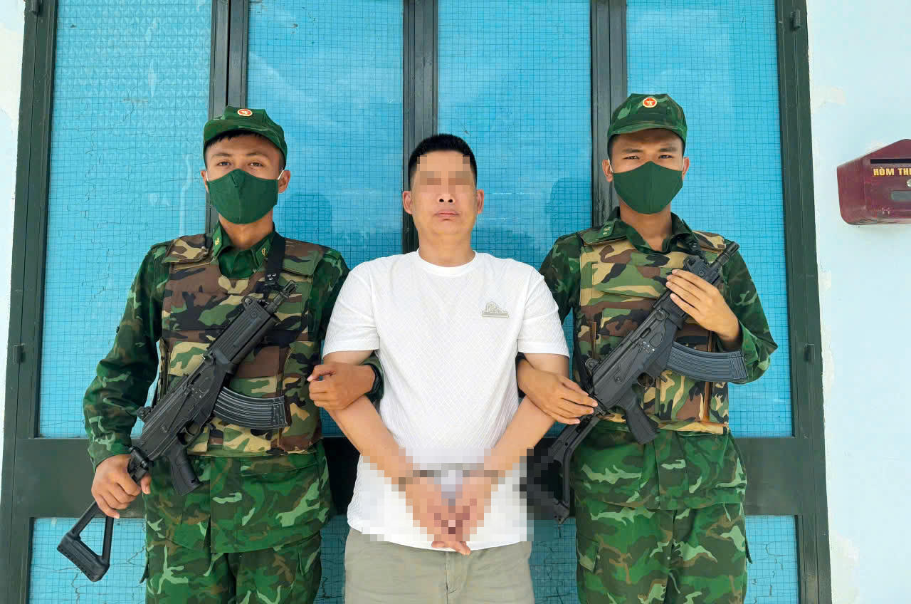 Đối tượng Zeng Qingshou khi bị bắt giữ (Ảnh: L&ecirc; Xu&acirc;n)