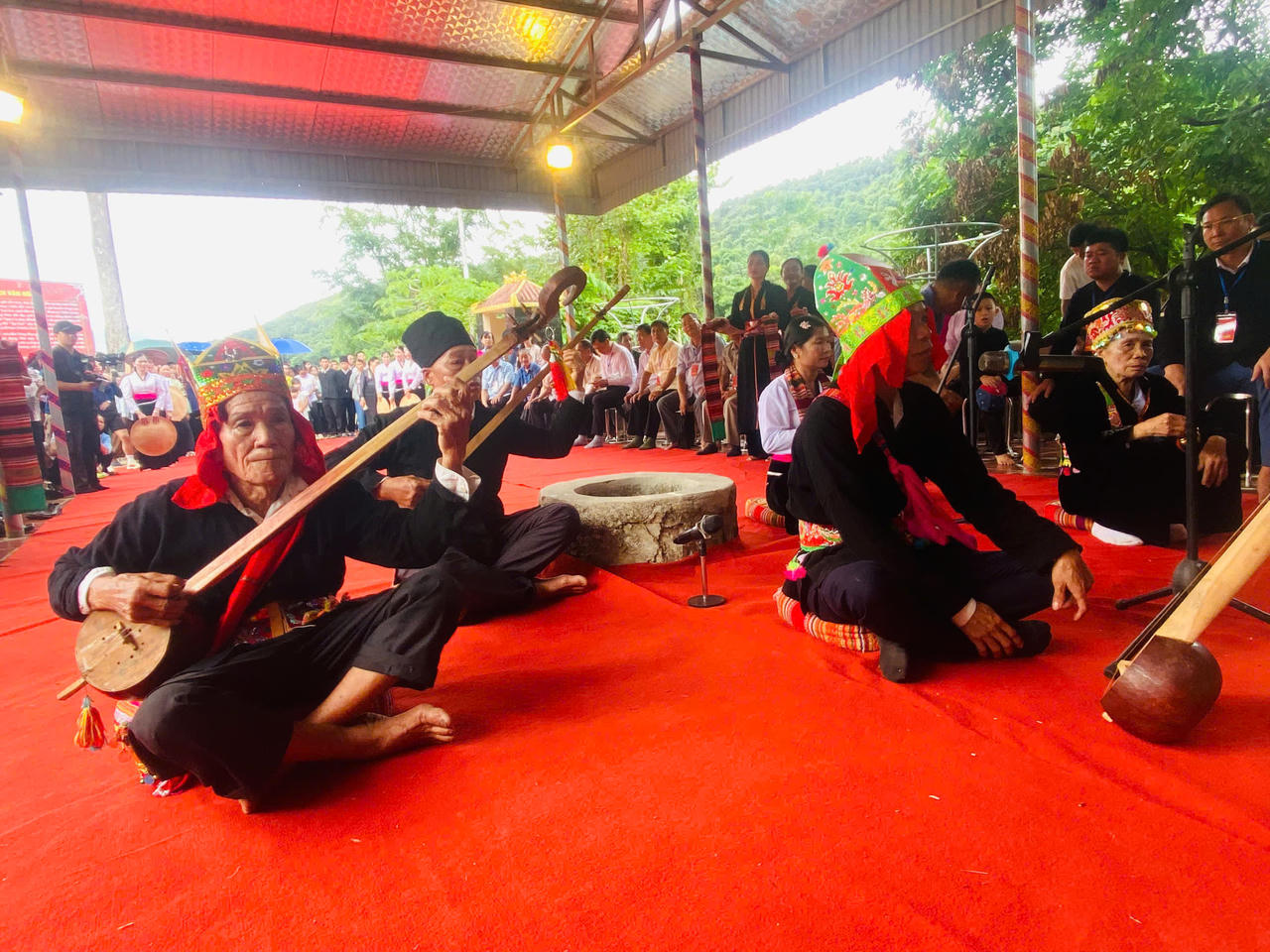Ng&agrave;y Tết X&iacute;p x&iacute; của người Th&aacute;i trắng kh&ocirc;ng chỉ l&agrave; dịp sum họp gia đ&igrave;nh m&agrave; c&ograve;n l&agrave; dịp giao lưu văn h&oacute;a văn, văn nghệ (Ảnh: PV).