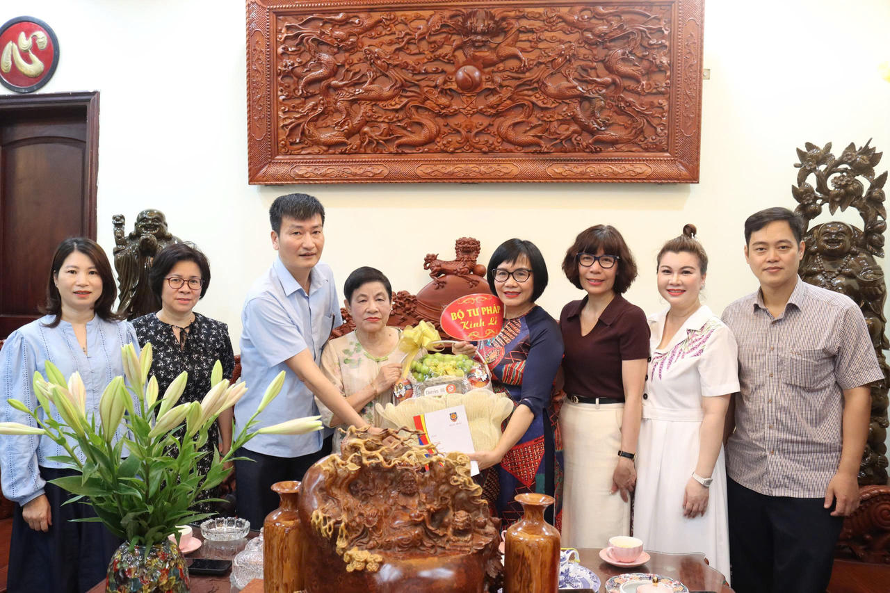 Thứ trưởng Đặng Ho&agrave;ng Oanh c&ugrave;ng đo&agrave;n thăm hỏi gia đ&igrave;nh cố Thứ trưởng Nguyễn Văn Sản. (Ảnh: T.Oanh)