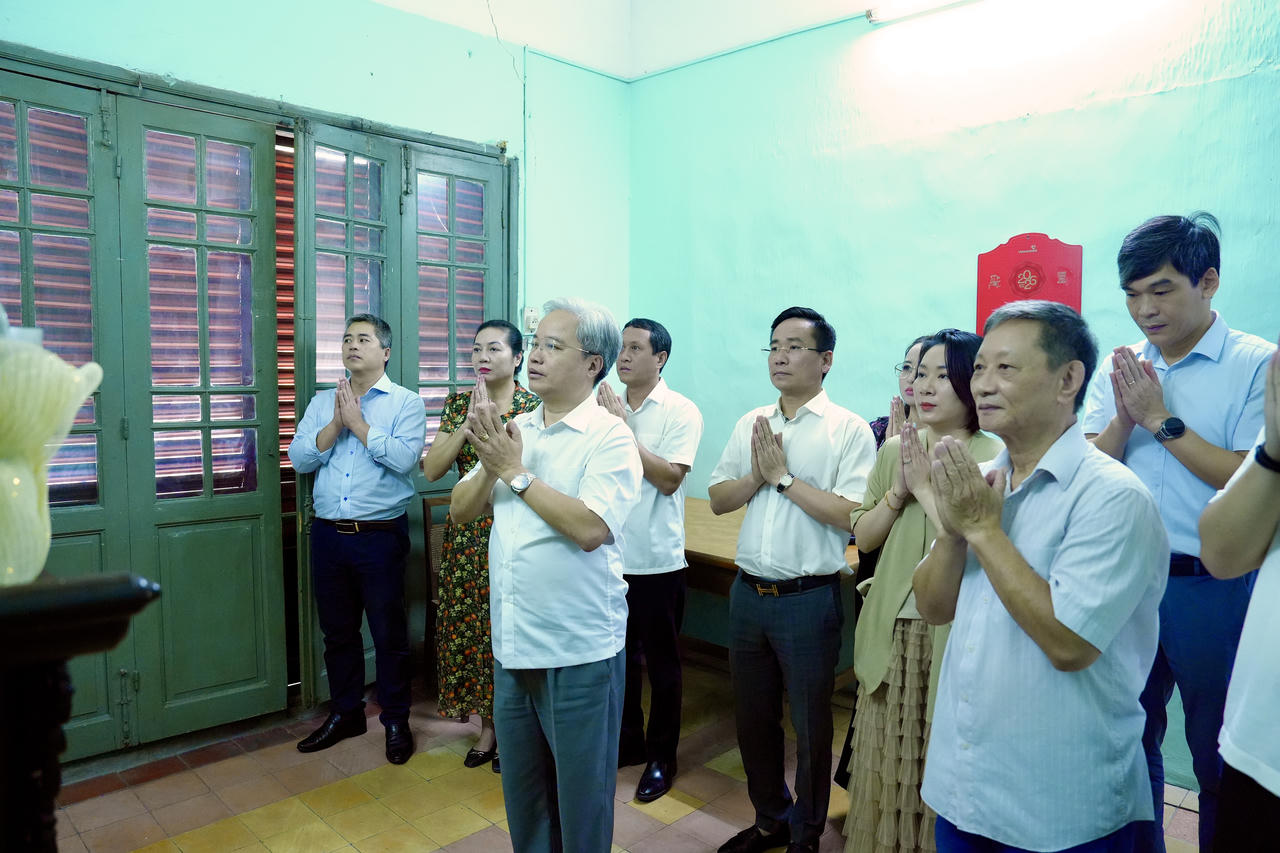 Ph&oacute; B&iacute; thư chuy&ecirc;n tr&aacute;ch Đảng uỷ Bộ Tư ph&aacute;p Nguyễn Quang Th&aacute;i thắp hương, thăm hỏi gia đ&igrave;nh cố Bộ trưởng Phan Hiển. (Ảnh: H.Dung)