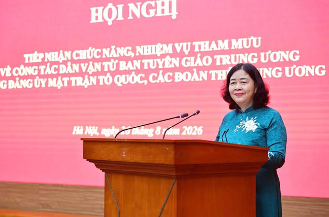 Đồng ch&iacute; B&ugrave;i Thị Minh Ho&agrave;i - Ủy vi&ecirc;n Bộ Ch&iacute;nh trị, B&iacute; thư TƯ Đảng, B&iacute; thư Đảng ủy MTTQ, c&aacute;c đo&agrave;n thể TƯ, Chủ tịch Ủy ban Trung ương MTTQ Việt Nam ph&aacute;t biểu tại Hội nghị. Ảnh: Minh Đức
