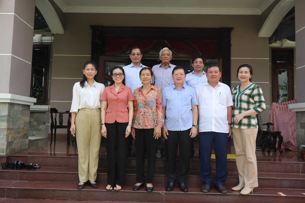 Thứ trưởng Mai Lương Kh&ocirc;i v&agrave; đo&agrave;n c&ocirc;ng t&aacute;c chụp ảnh lưu niệm c&ugrave;ng nguy&ecirc;n Thứ trưởng L&ecirc; Thị Thu Ba. (Ảnh: Tiến Dũng)