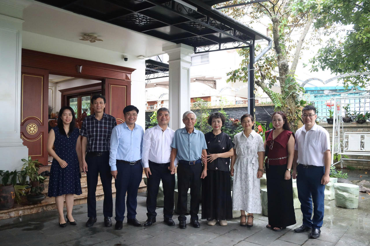 Thứ trưởng Bộ Tư ph&aacute;p Nguyễn Thanh T&uacute; v&agrave; đo&agrave;n thăm hỏi nguy&ecirc;n Thứ trưởng Ho&agrave;ng Thế Li&ecirc;n. (Ảnh: H.M&acirc;y)