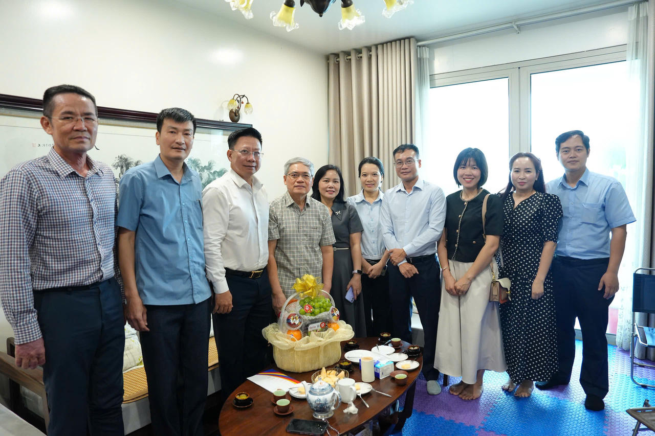 Thứ trưởng Nguyễn Thanh Ngọc c&ugrave;ng đo&agrave;n thăm hỏi gia đ&igrave;nh nguy&ecirc;n Thứ trưởng Đinh Trung Tụng. (Ảnh: H.Giang)