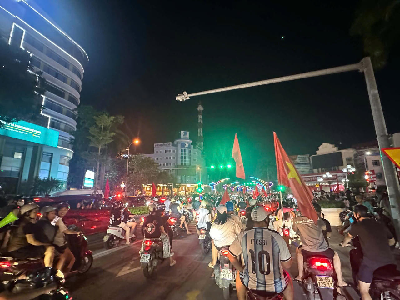 Nô nức xuống đường ăn mừng đội tuyển Việt Nam vô địch ASEAN Cup 2026