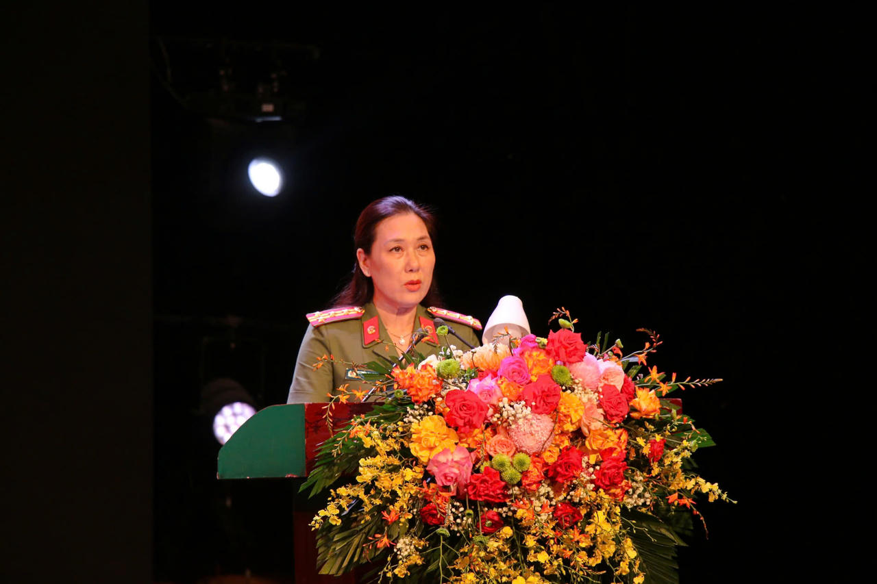 Đại t&aacute; Nguyễn Thị Thu Hằng.