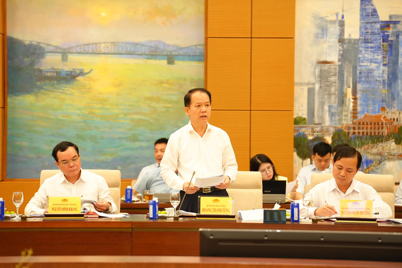 Bộ trưởng Bộ Tư ph&aacute;p Ho&agrave;ng Thanh T&ugrave;ng tr&igrave;nh b&agrave;y b&aacute;o c&aacute;o.