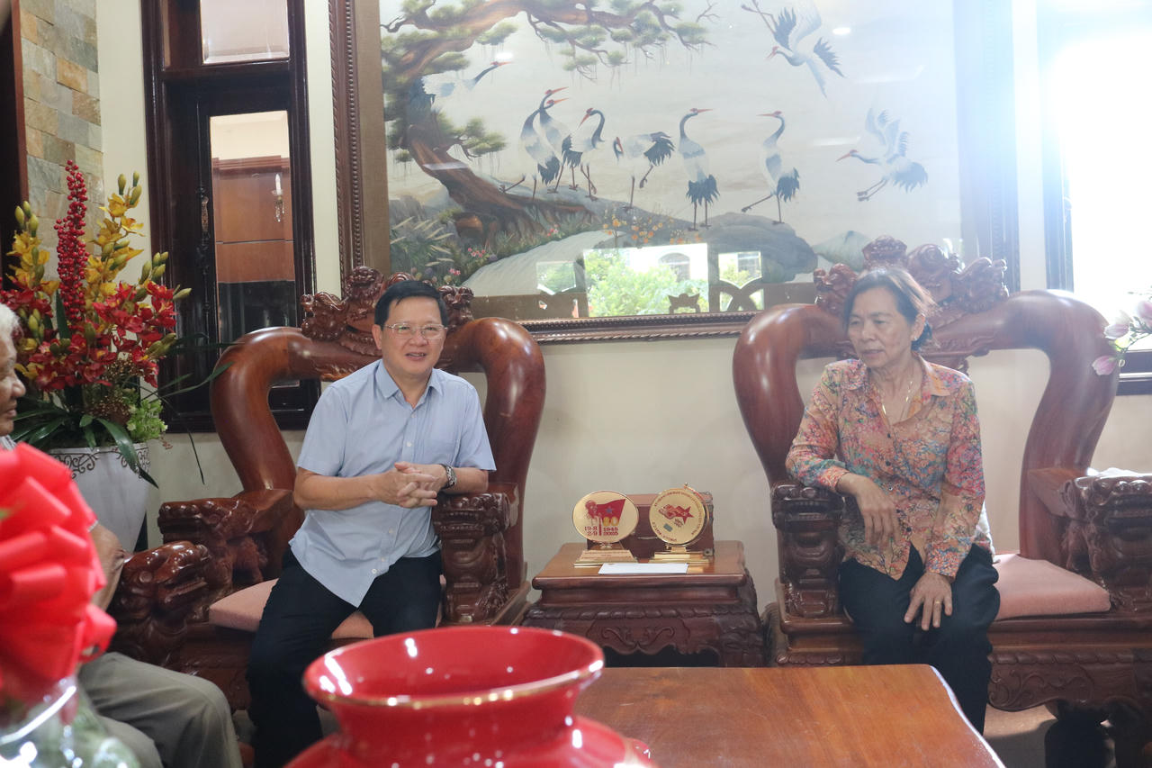 Tại Đồng Nai, Thứ trưởng Mai Lương Kh&ocirc;i c&ugrave;ng đại diện một số đơn vị thuộc Bộ đ&atilde; đến thăm b&agrave; L&ecirc; Thị Thu Ba, nguy&ecirc;n Ủy vi&ecirc;n Trung ương Đảng, nguy&ecirc;n Thứ trưởng Bộ Tư ph&aacute;p, tại nh&agrave; ri&ecirc;ng ở phường Trấn Bi&ecirc;n, TP Đồng Nai. (Ảnh: Tiến Dũng)