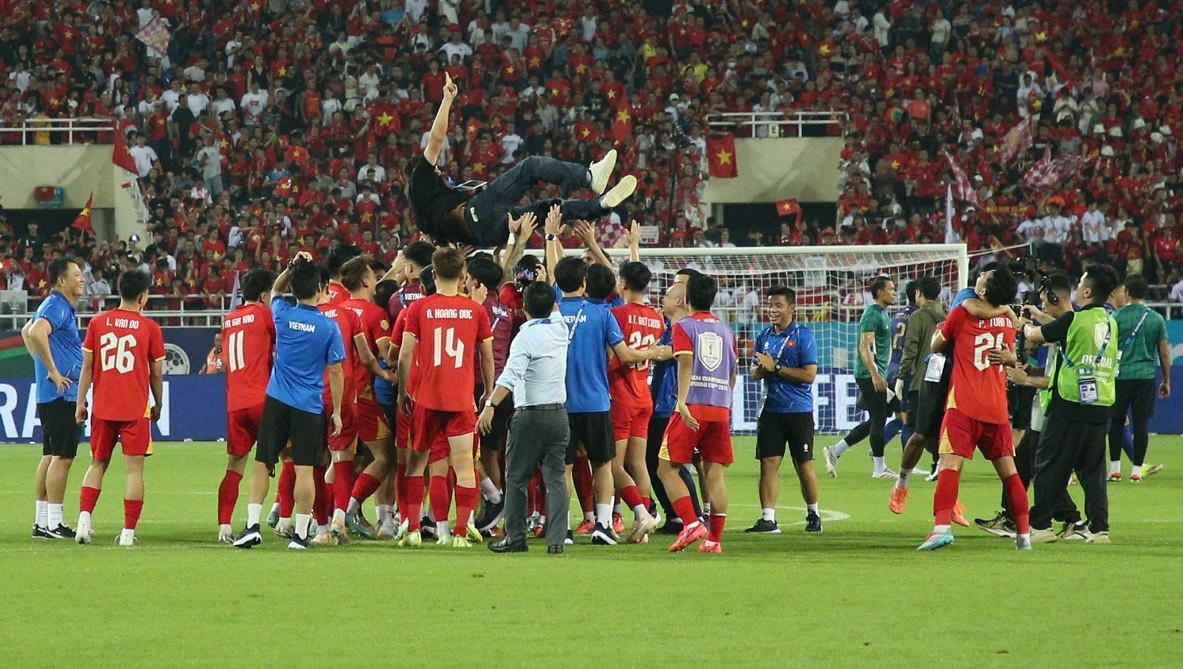 Thầy tr&ograve; HLV Kim Sang-sik 'ăn mừng' khi bảo vệ th&agrave;nh c&ocirc;ng chức v&ocirc; địch ASEAN Cup. (Ảnh: SN)