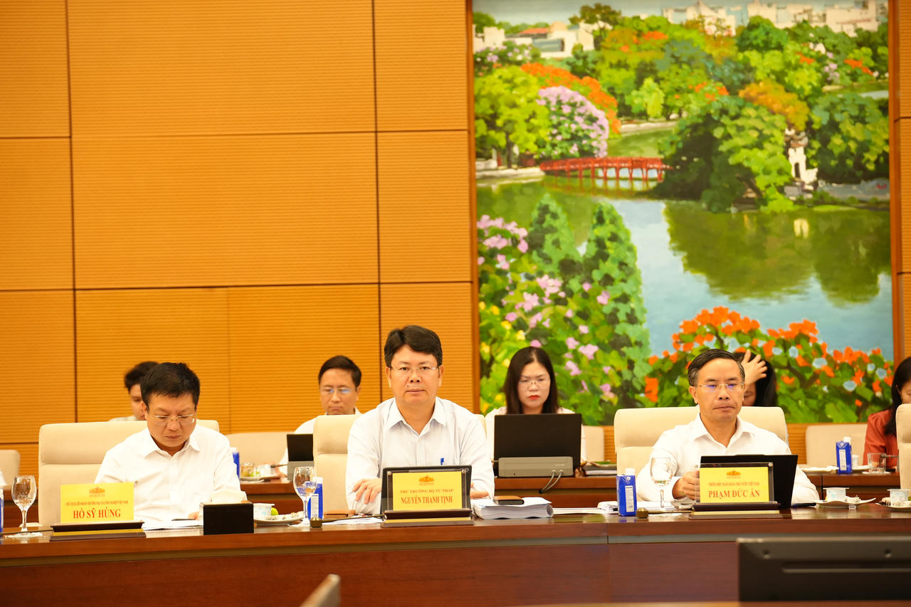 Thứ trưởng Bộ Tư ph&aacute;p Nguyễn Thanh Tịnh v&agrave; một số đại biểu dự họp.