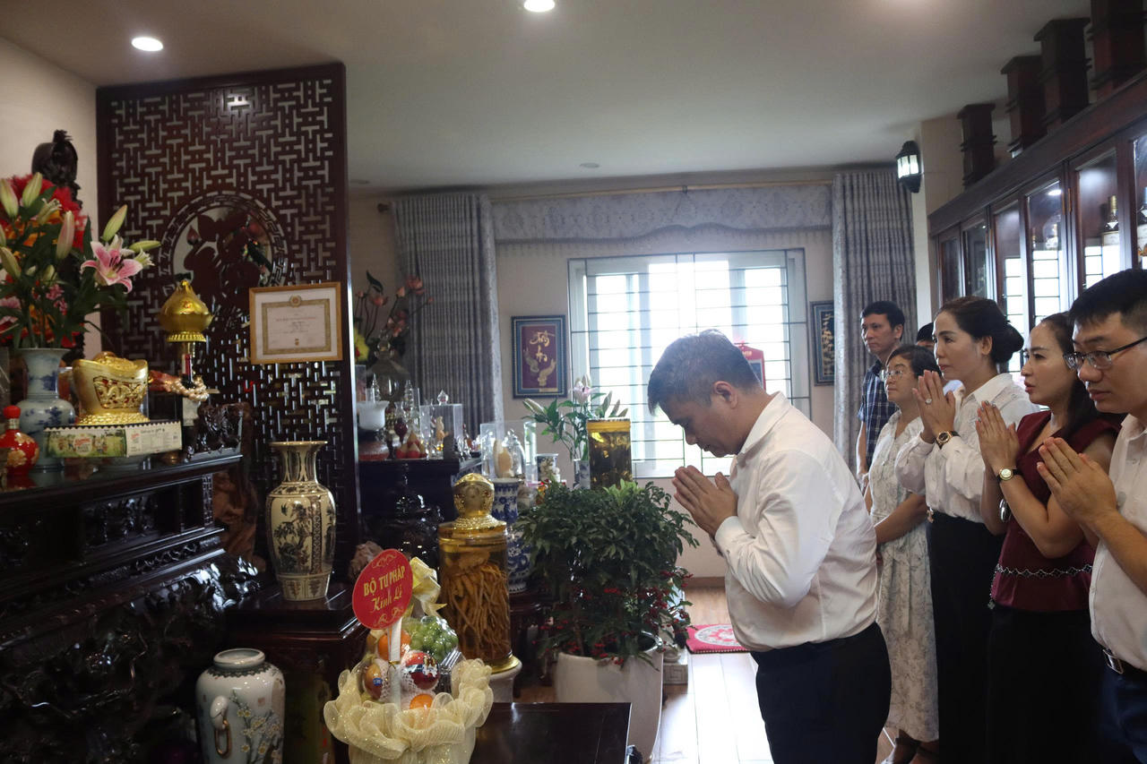 Thứ trưởng Bộ Tư ph&aacute;p Nguyễn Thanh T&uacute; v&agrave; đo&agrave;n thăm hỏi gia đ&igrave;nh cố Thứ trưởng Đ&agrave;o Xu&acirc;n Miễn. (Ảnh: H.M&acirc;y)