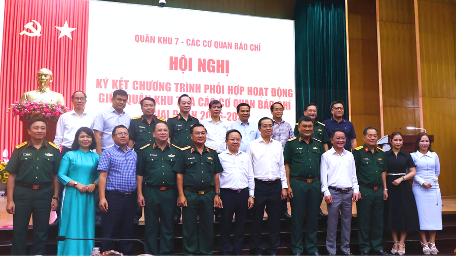 C&aacute;c đại biểu chụp ảnh lưu niệm tại Hội nghị. (Ảnh: Mai Trang)
