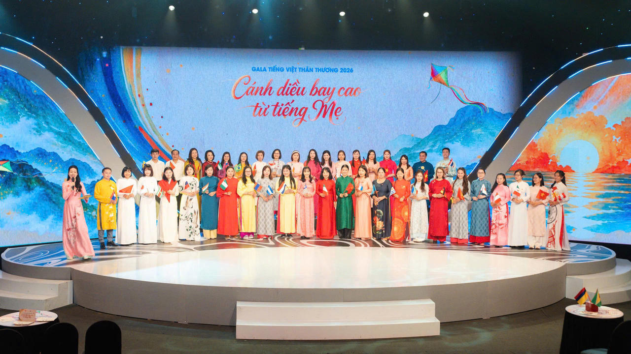 C&aacute;c Sứ giả tiếng Việt v&agrave; c&aacute;c đại biểu chụp ảnh kỷ niệm. Ảnh: Ủy ban Nh&agrave; nước về người Việt Nam ở nước ngo&agrave;i