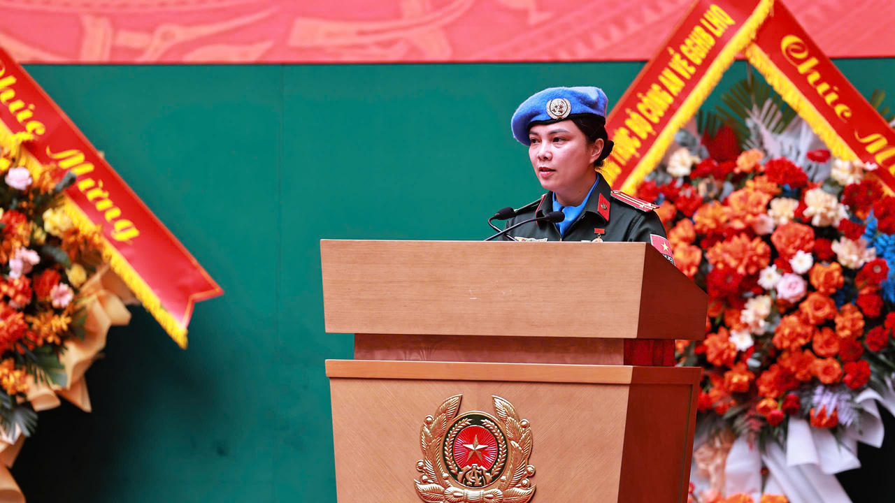 Trung t&aacute; Đo&agrave;n Thị Thanh Nga - Văn ph&ograve;ng Thường trực Bộ C&ocirc;ng an về G&igrave;n giữ h&ograve;a b&igrave;nh Li&ecirc;n hợp quốc ph&aacute;t biểu tại buổi lễ (Ảnh: LL GGHB cung cấp)