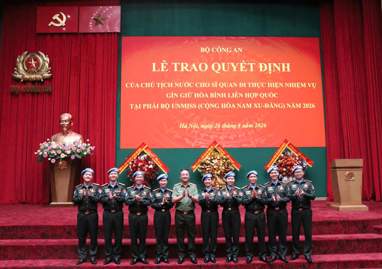 Thứ trưởng Phạm Thế T&ugrave;ng c&ugrave;ng 9 sĩ quan đi thực hiện nhiệm vụ (Ảnh: LL GGHB cung cấp)