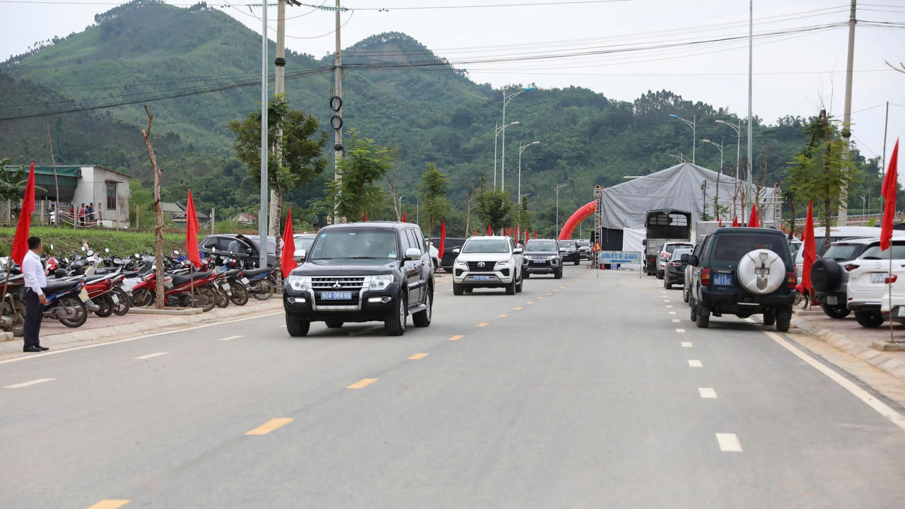 Tuyến đường gi&uacute;p r&uacute;t ngắn thời gian v&agrave; mở ra cơ hội ph&aacute;t triển cho khu vực. Ảnh: Nguy&ecirc;n Đức.