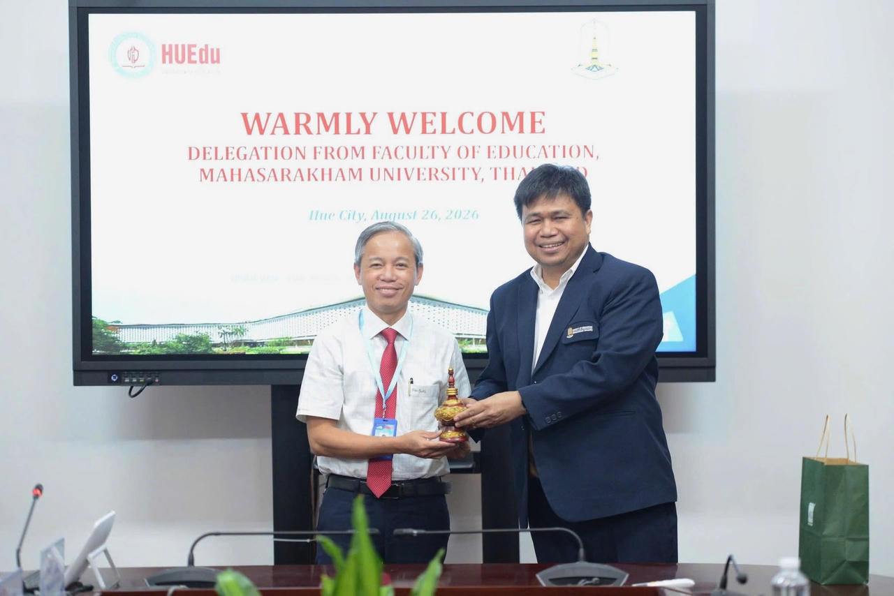 TS. Prasong Saihong trao m&oacute;n qu&agrave; lưu niệm mang đậm n&eacute;t văn h&oacute;a Th&aacute;i Lan cho TS. L&ecirc; Hồ Sơn, thể hiện t&igrave;nh hữu nghị v&agrave; sự gắn kết bền chặt giữa hai nh&agrave; trường.