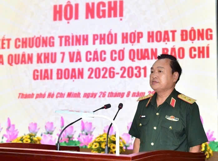 Trung tướng Trần Vinh Ngọc - Ch&iacute;nh ủy Bộ tư lệnh Qu&acirc;n khu 7 ph&aacute;t biểu tại Hội nghị. (Ảnh: Mai Trang)