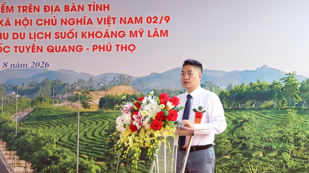 Gi&aacute;m đốc Sở X&acirc;y dựng tỉnh Tuy&ecirc;n Quang b&aacute;o c&aacute;o tại lễ kh&aacute;nh th&agrave;nh. Ảnh: Nguy&ecirc;n Đức.