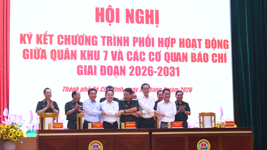Qu&acirc;n khu 7 k&yacute; kết chương tr&igrave;nh phối hợp với 4 cơ quan b&aacute;o ch&iacute;. (Ảnh: Mai Trang)
