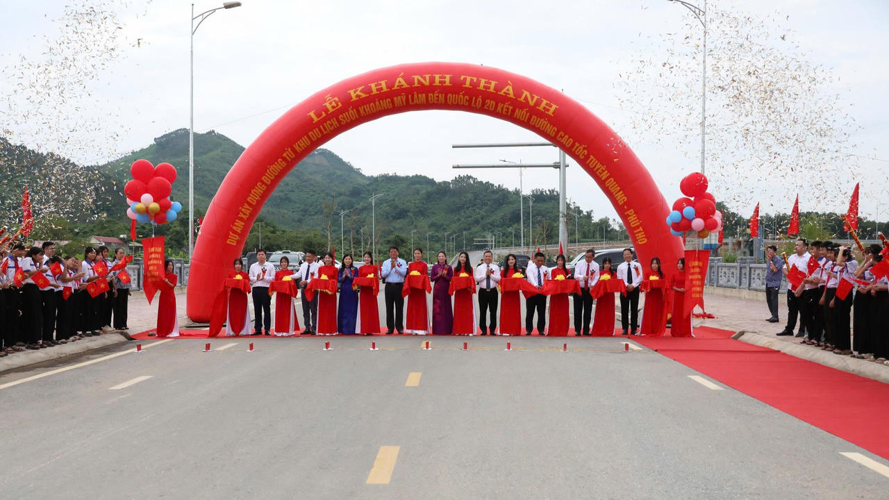 C&aacute;c đại biểu cắt băng kh&aacute;nh th&agrave;nh tuyến đường nối Suối kho&aacute;ng Mỹ L&acirc;m. Ảnh: Nguy&ecirc;n Đức.