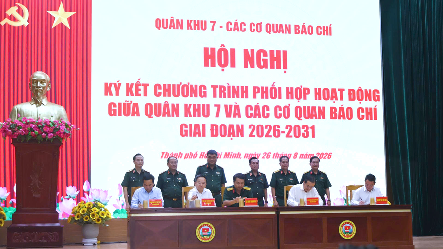 Qu&acirc;n khu 7 k&yacute; kết chương tr&igrave;nh phối hợp với 4 cơ quan b&aacute;o ch&iacute;. (Ảnh: Mai Trang)