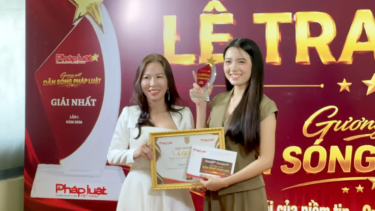 Nh&agrave; b&aacute;o L&ecirc; Phạm Hạnh Dung, Tổng Thư k&yacute; Video Ph&aacute;p luật trao danh hiệu &Aacute; qu&acirc;n 2 cho th&iacute; sinh Nguyễn Ho&agrave;ng Kim (Ảnh: Ngọc Mai)