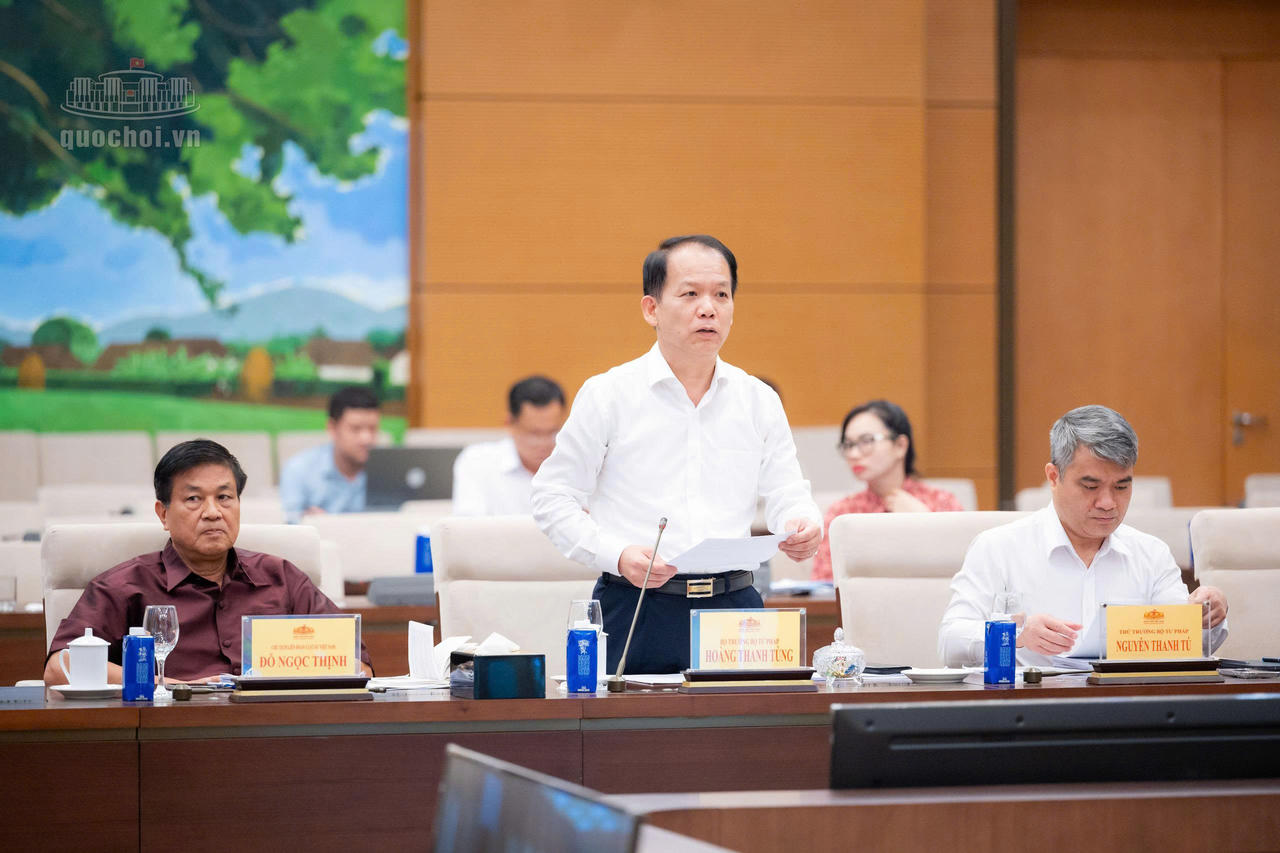 Bộ trưởng Ho&agrave;ng Thanh T&ugrave;ng tr&igrave;nh b&agrave;y t&oacute;m tắt Tờ tr&igrave;nh dự &aacute;n Luật.