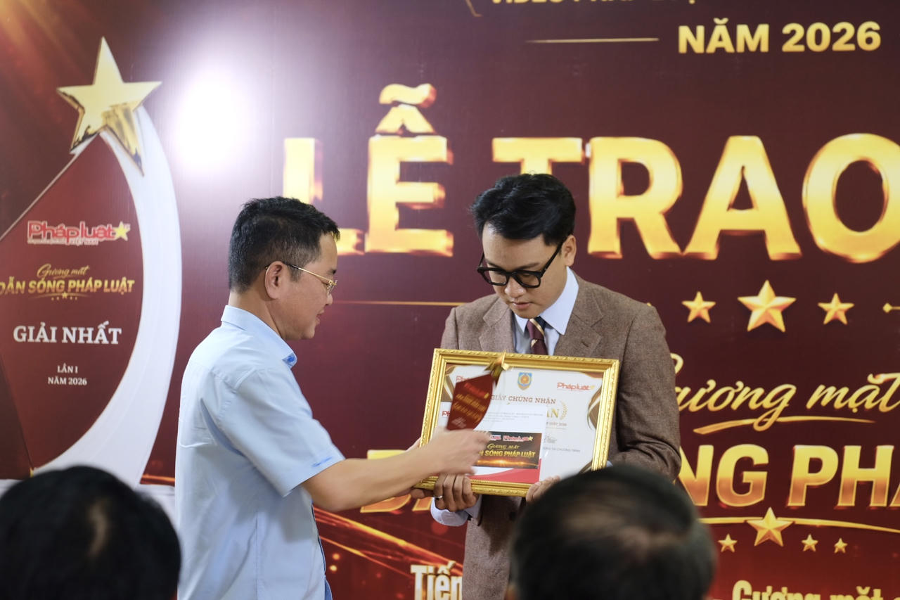 Khoảnh khắc Tiến sĩ Vũ Ho&agrave;i Nam, Tổng Bi&ecirc;n tập B&aacute;o Ph&aacute;p luật Việt Nam trao danh hiệu Qu&aacute;n qu&acirc;n cho th&iacute; sinh Nguyễn Huỳnh Thi&ecirc;n Ph&uacute;c (Ảnh: Ngọc Mai)