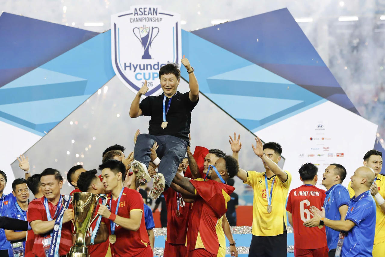 HLV Kim Sang-sik trở th&agrave;nh nh&agrave; cầm qu&acirc;n th&agrave;nh c&ocirc;ng nhất của đội tuyển Việt Nam ở đấu trường khu vực với 2 ng&ocirc;i v&ocirc; địch ASEAN Cup. (Ảnh: VFF)