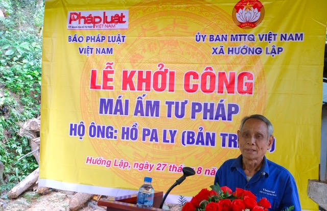 &Ocirc;ng Hồ Pa Ly vui mừng khi được hỗ trợ x&acirc;y dựng nh&agrave; mới (Ảnh: Trần Tuyền)