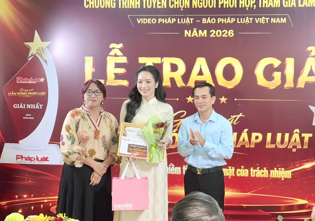 Nh&agrave; b&aacute;o H&agrave; Phương Thảo, Ph&oacute; trưởng phụ tr&aacute;ch Văn ph&ograve;ng đại diện B&aacute;o Ph&aacute;p luật Việt Nam tại TP Hồ Ch&iacute; Minh v&agrave; Trưởng ban Gi&aacute;m khảo, &ocirc;ng Đỗ Quang Trưởng trao danh hiệu &Aacute; qu&acirc;n 1 cho th&iacute; sinh Nguyễn Thảo Vy (Ảnh: Ngọc Mai)