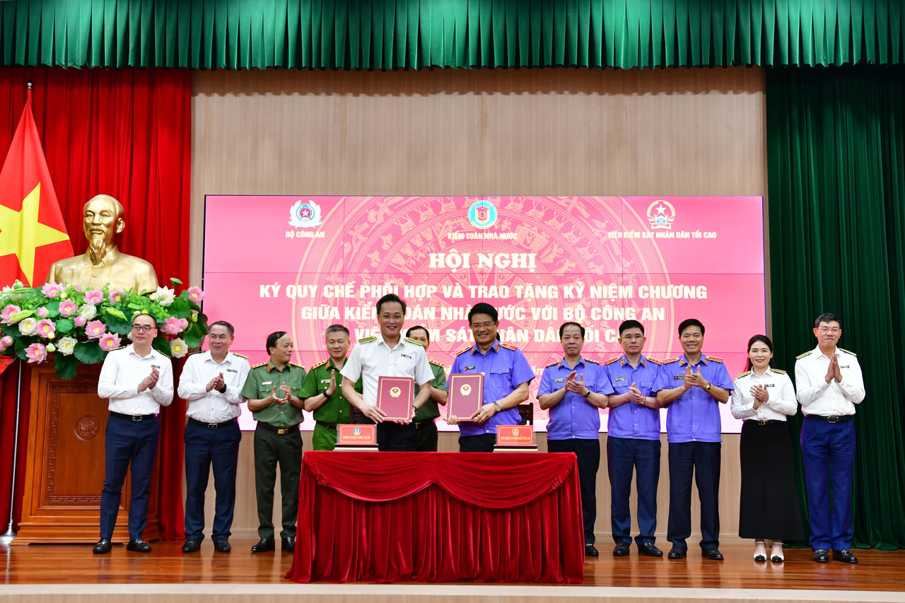 Viện trưởng Viện Kiểm s&aacute;t nh&acirc;n d&acirc;n tối cao Nguyễn Huy Tiến v&agrave; Tổng Kiểm to&aacute;n nh&agrave; nước Nguyễn Hữu Nghĩa k&yacute; Quy chế phối hợp c&ocirc;ng tác.