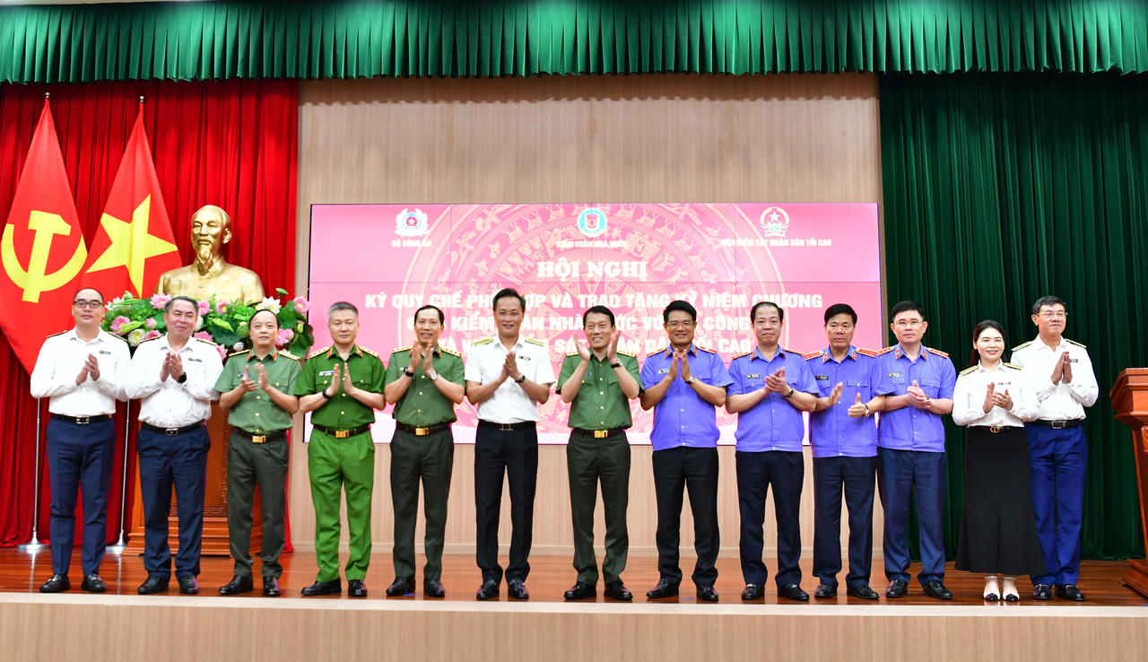 L&atilde;nh đạo Bộ C&ocirc;ng an, Viện Kiểm s&aacute;t nh&acirc;n d&acirc;n tối cao, Kiểm to&aacute;n nh&agrave; nước chụp ảnh lưu niệm.