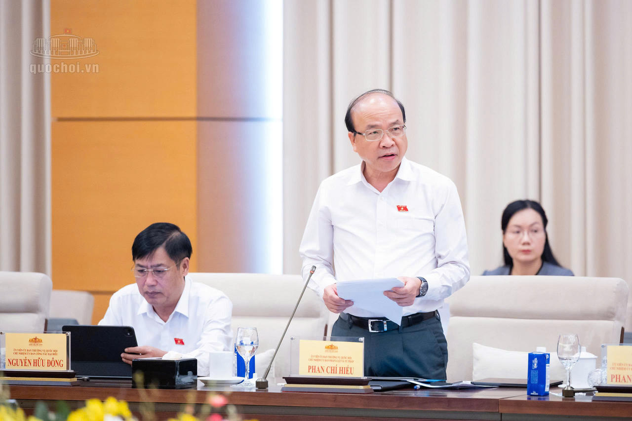 Chủ nhiệm Ủy ban Ph&aacute;p luật v&agrave; Tư ph&aacute;p Phan Ch&iacute; Hiếu tr&igrave;nh b&agrave;y b&aacute;o c&aacute;o thẩm tra sơ bộ.