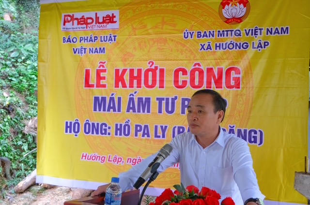&Ocirc;ng Trần Quang Chiến, Ph&oacute; B&iacute; thư Thường trực Đảng ủy x&atilde; Hướng Lập, b&agrave;y tỏ sự tr&acirc;n trọng trước nghĩa t&igrave;nh của B&aacute;o Ph&aacute;p luật Việt Nam d&agrave;nh cho người d&acirc;n địa phương (Ảnh: Trần Tuyền)