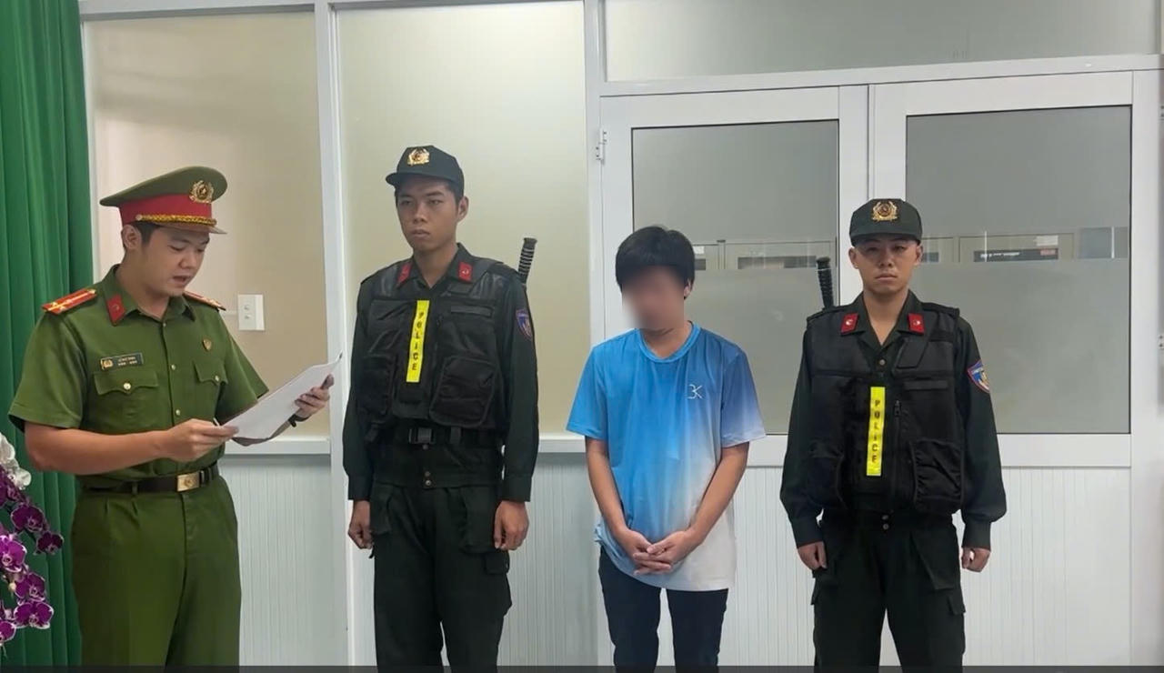 Đối tượng bị bắt tạm giam trong vụ bu&ocirc;n b&aacute;n d&eacute;p giả Havaianas. Ảnh: C&ocirc;ng an cung cấp