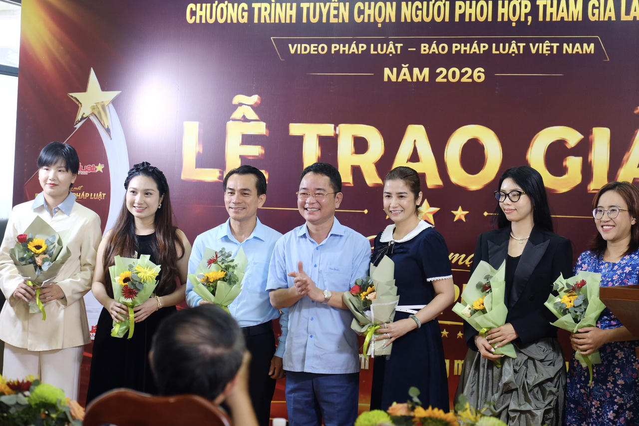 Hội đồng gi&aacute;m khảo nhận hoa từ Tiến sĩ, Nh&agrave; b&aacute;o Vũ Ho&agrave;i Nam, Tổng Bi&ecirc;n tập B&aacute;o Ph&aacute;p luật Việt Nam (Ảnh: Ngọc Mai)